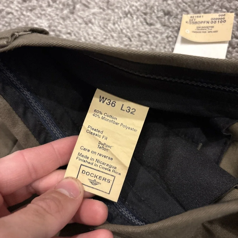 NEW DOCKERS GO KHAKIS Mens 36X32 Khaki Stain Defender Classic Fit Pleated Cuffed